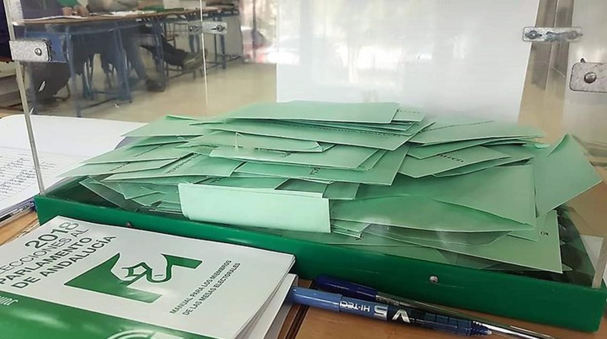 Urna situada en un colegio electoral de Jaén