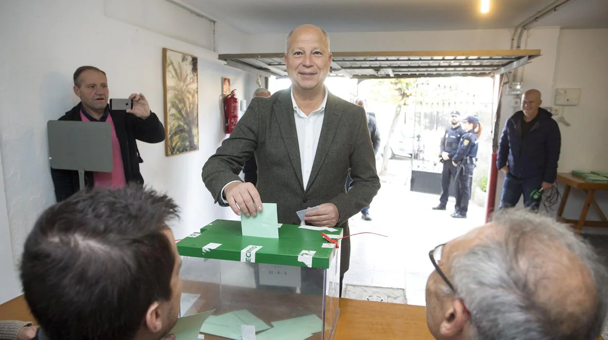 Javier Imbroda votando en Málaga