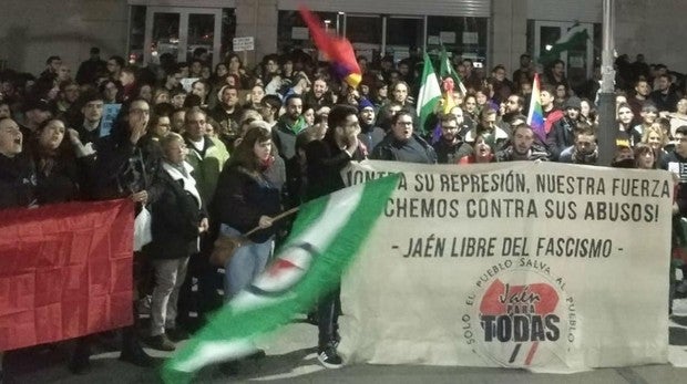 Banderas republicanas y una soviética en la movilización «contra el fascismo» en Jaén