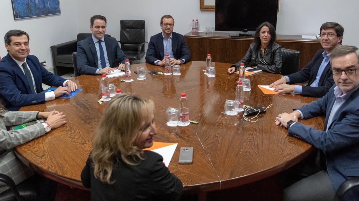 Juanma Moreno y Juan Marín en la mesa de negociación que tienen para el Gobierno del cambio
