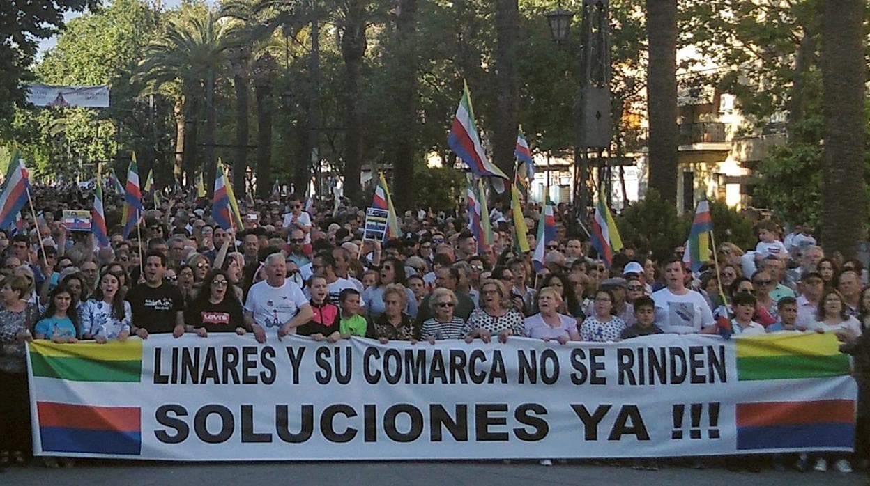 Manifestación de vecinos de Linares, en mayo en protesta por las altas tasas de desempleo y la pérdida de empleo industrial en la localidad