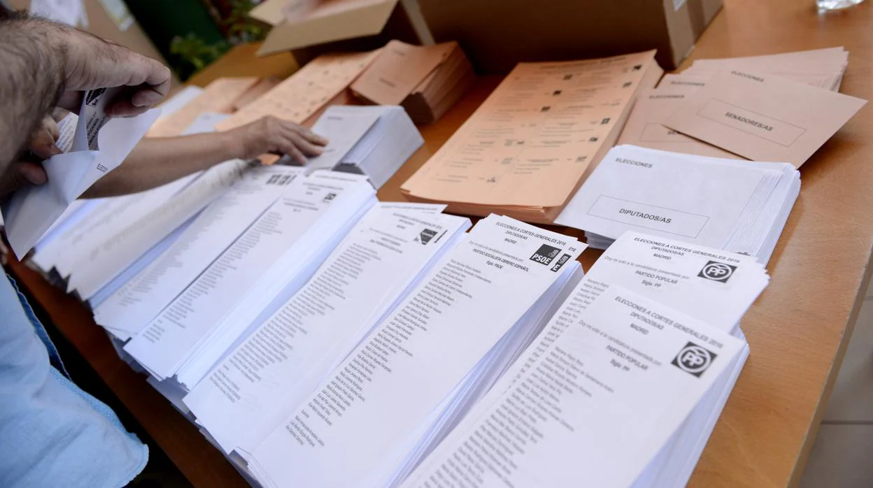 Papeletas en un colegio electoral de las elecciones generales de 2016
