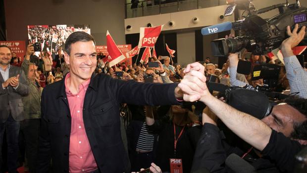 Sánchez arranca en Castellón pidiendo el voto útil ante el «mar de siglas» a su izquierda y a su derecha