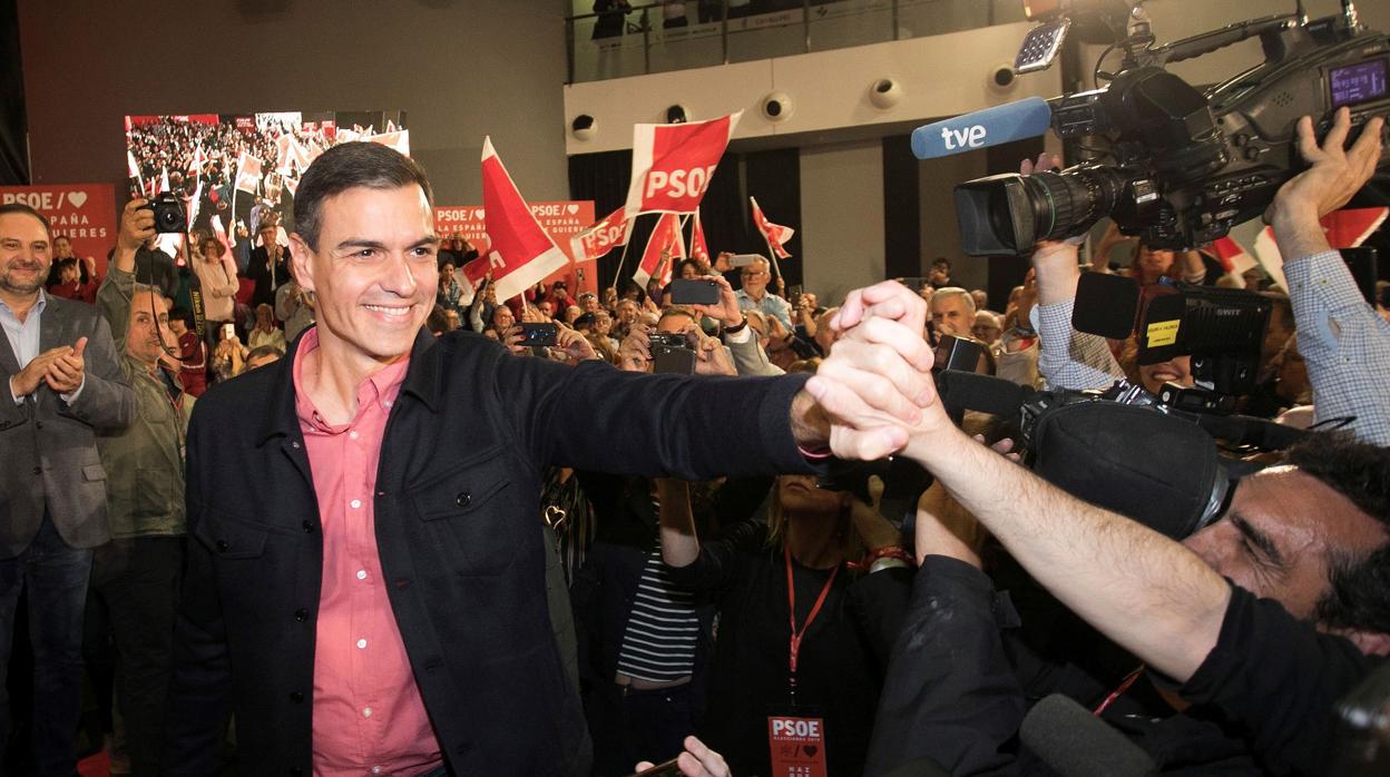 Sánchez arranca en Castellón pidiendo el voto útil ante el «mar de siglas» a su izquierda y a su derecha