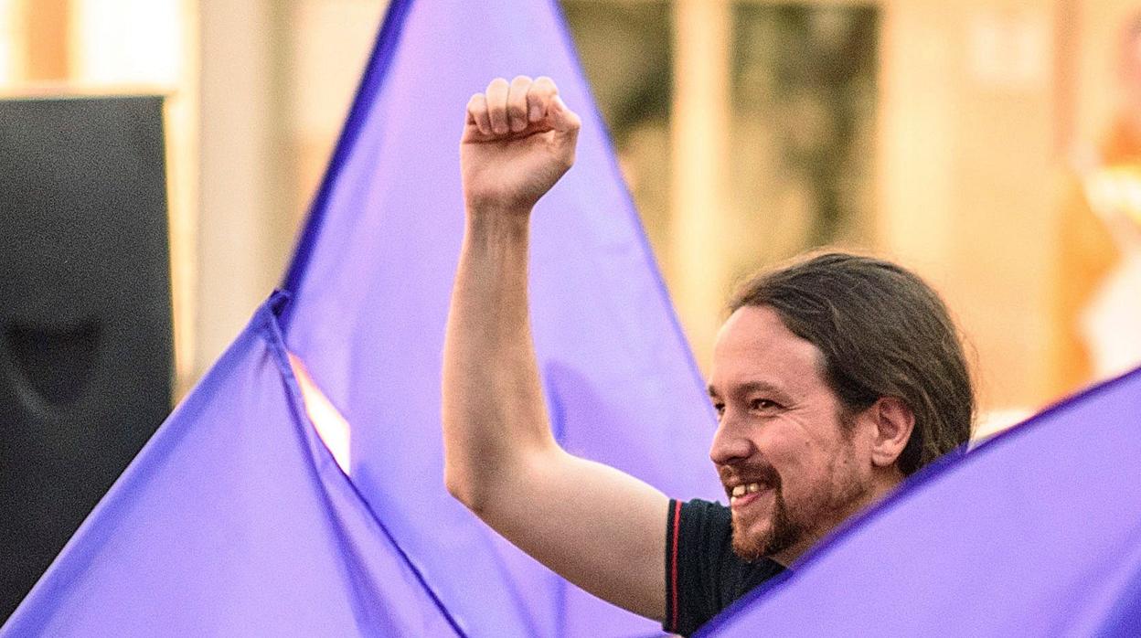 El secretario general de Podemos, Pablo Iglesias, a su llegada al mitin celebrado esta tarde en Bilbao junto a los principales dirigentes y candidatos vascos del partido a las próximas elecciones generales