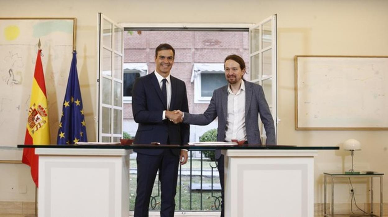 Pedro Sánchez y Pablo Iglesias tras firmar su acuerdo de presupuestos en La Moncloa