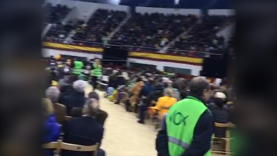 Vox abarrota la plaza de toros de Las Rozas