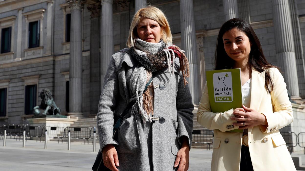 A la izquierda, Silvia Barquero, presidenta de PACMA; a la derecha, Laura Duarte, candidata al Congreso de PACMA