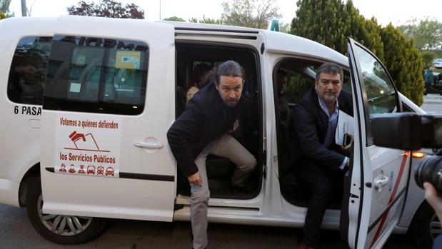 Pablo Iglesias llega en taxi al debate