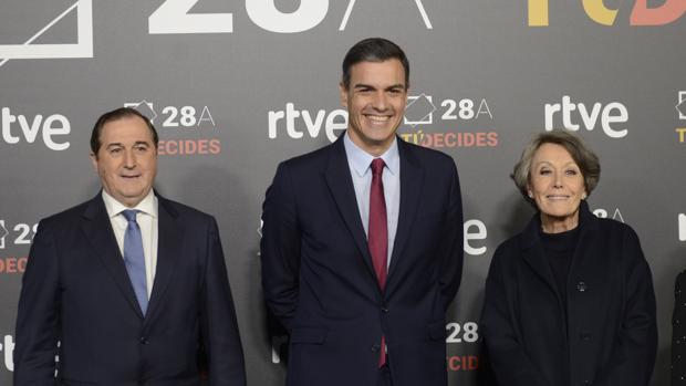 Pedro Sánchez rehúye el debate y enmudece al hablar de pactos e indultos