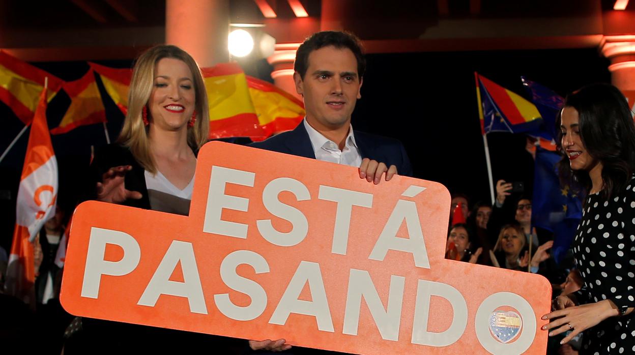 María Muñoz, Albert Rivera e Inés Arrimadas, en el cierre de campaña en Valencia