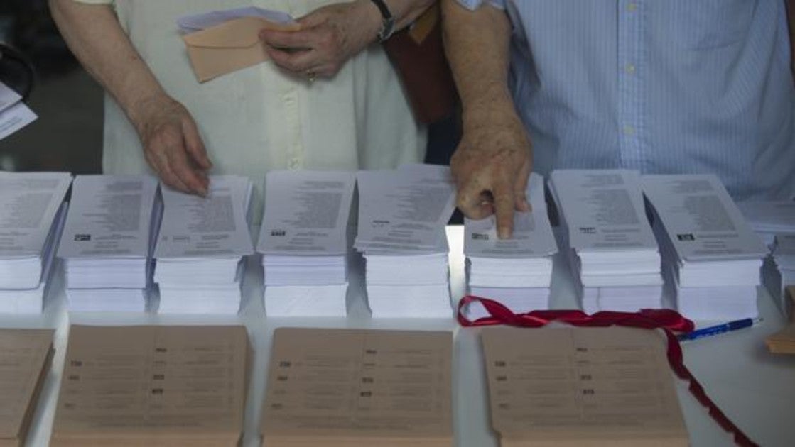 Una pareja prepara su voto para las elecciones generales 2019