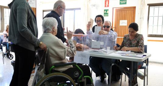 Antonio Acosta, primer presidente sordociego de una mesa electoral, ayer en Santa Cruz de Tenerife