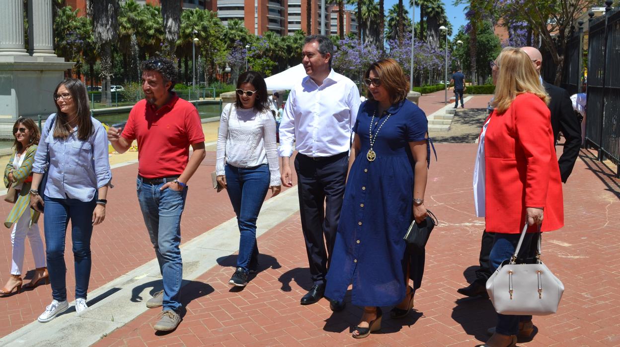 Juan Espadas durante el paseo por los Jardines de Hércules