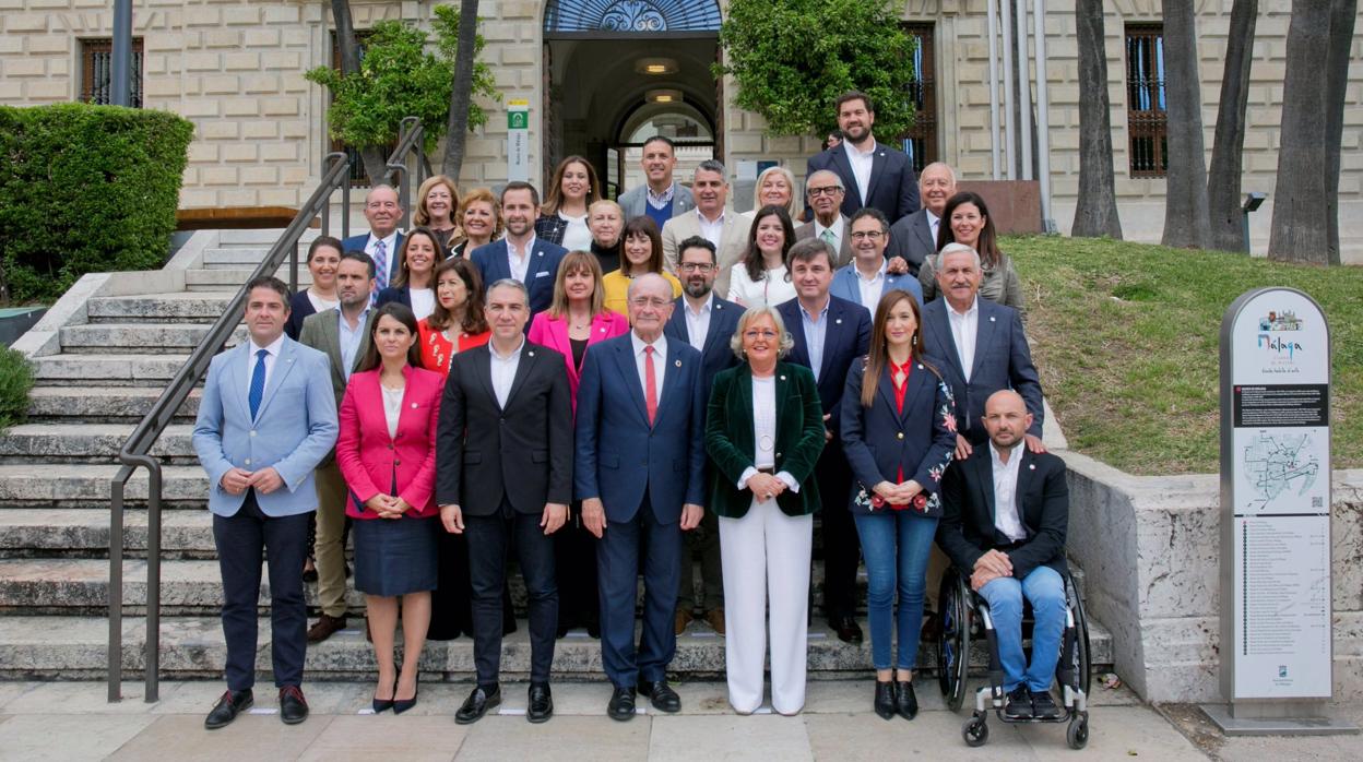 Candidatos del PP al Ayuntamiento de Málaga y el presidente provincial de la formación, Elías Bendodo.