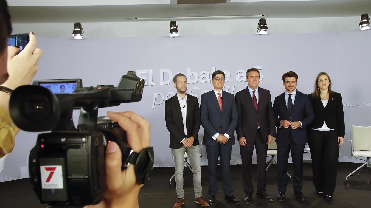 Las cinco candidatos antes del inicio del debate que ha organizado ABC de Sevilla
