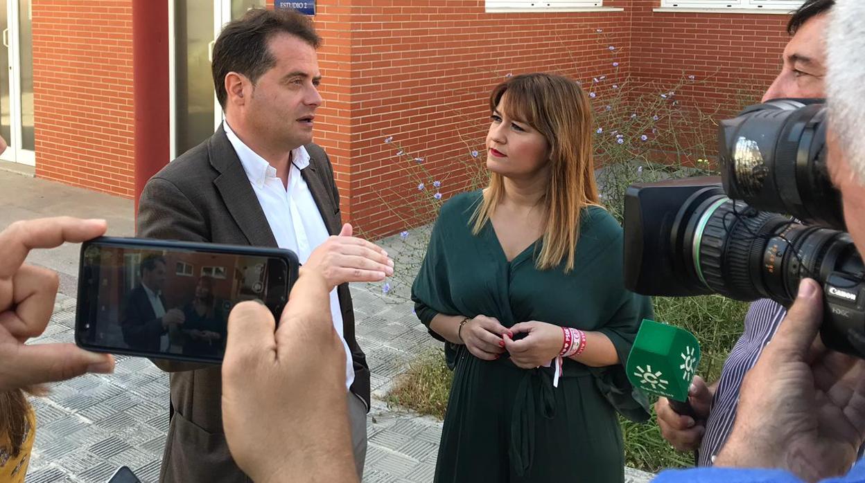 Antonio Conde, alcalde de Mairena ,durante su visita al colegio mayor Maese Rodrigo