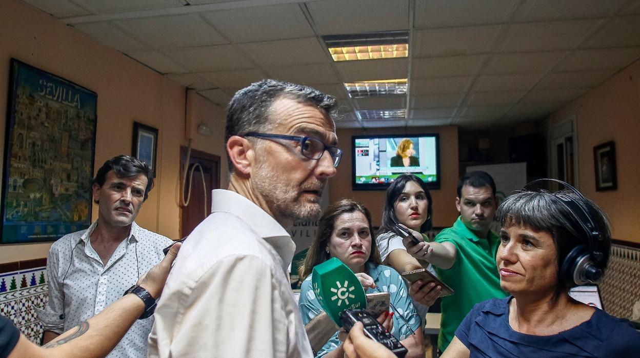 Antonio Maíllo, en declaraciones a los medios de comunicación esta noche