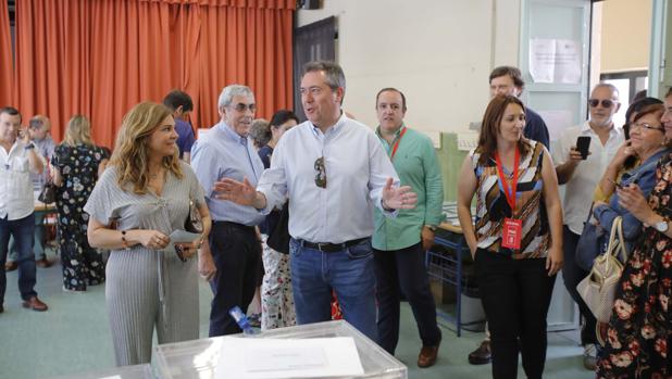 Satisfacción en la sede del PSOE de Sevilla por el primer triunfo en las municipales desde 2003