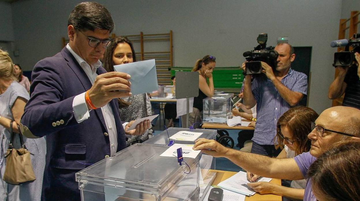 Álvaro Pimentel votando esta mañana