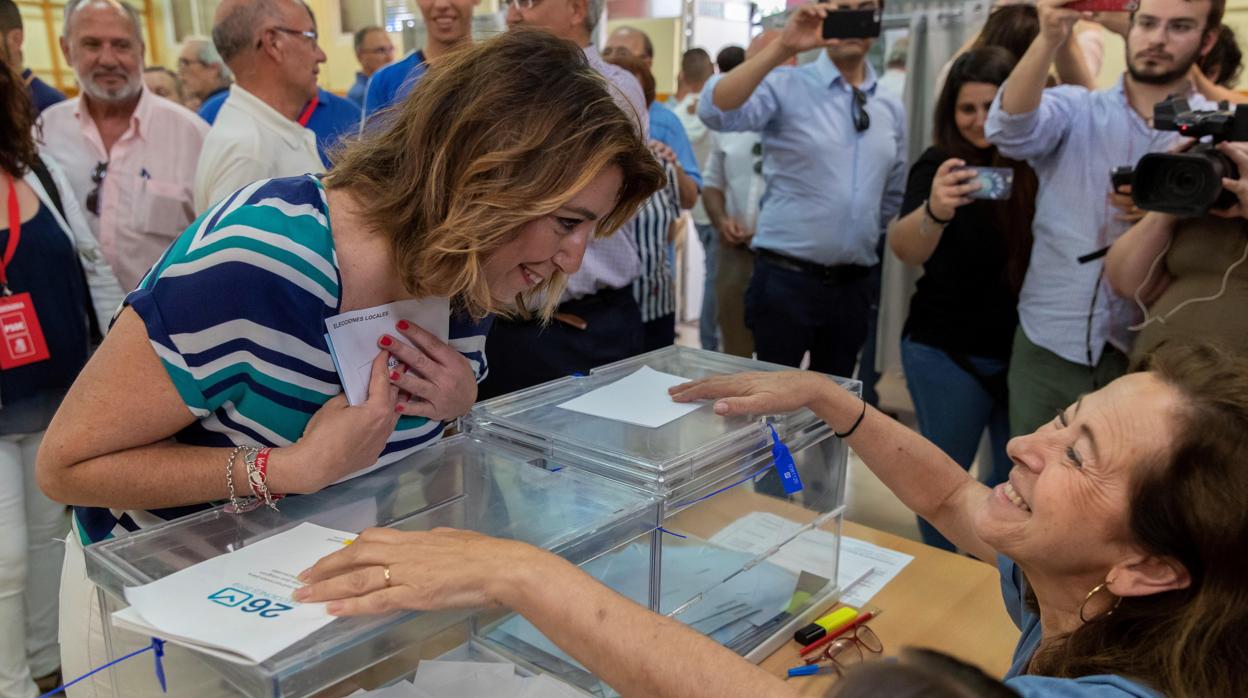 Susana Díaz ejerce su derecho al voto en Triana