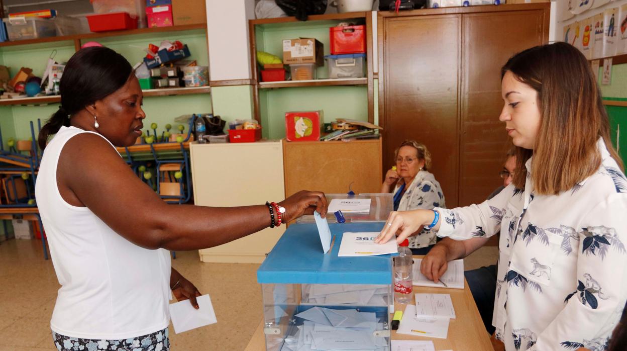 Una mujer ejerce su derecho al voto en un colegio de Almería