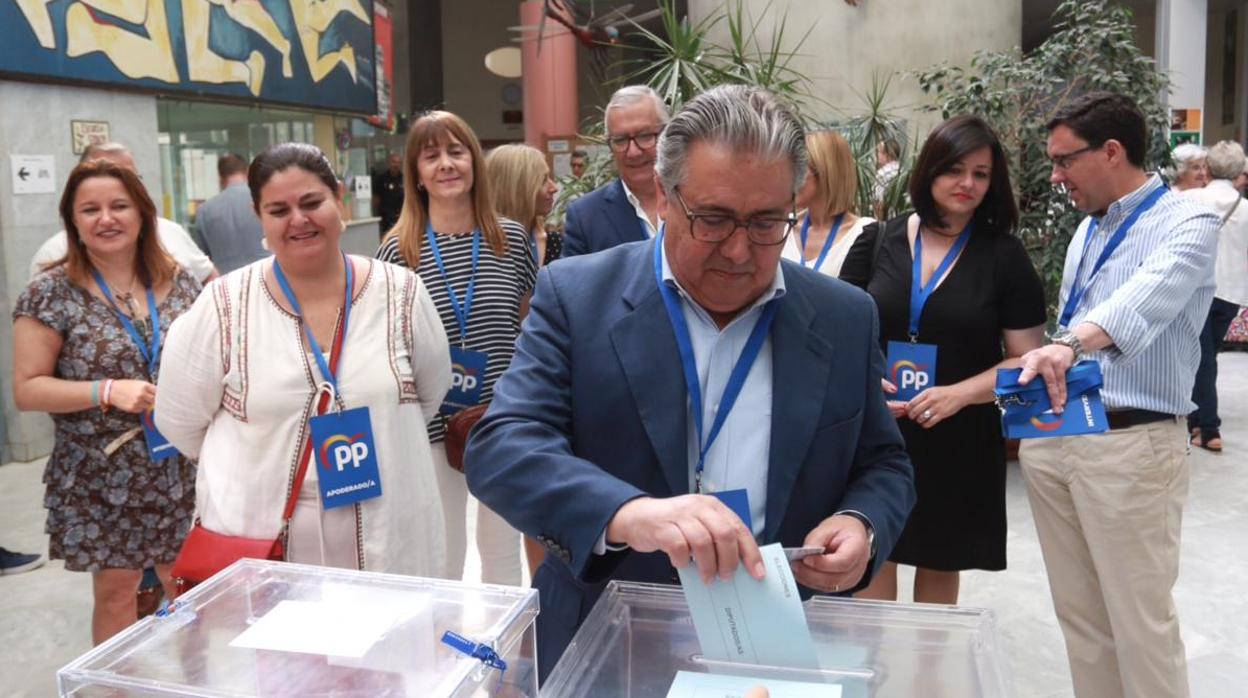 Juan Ignacio Zoido vota en su colegio electoral en Sevilla