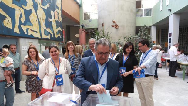 Zoido confía en que la participación esta jornada electoral sea «importante»