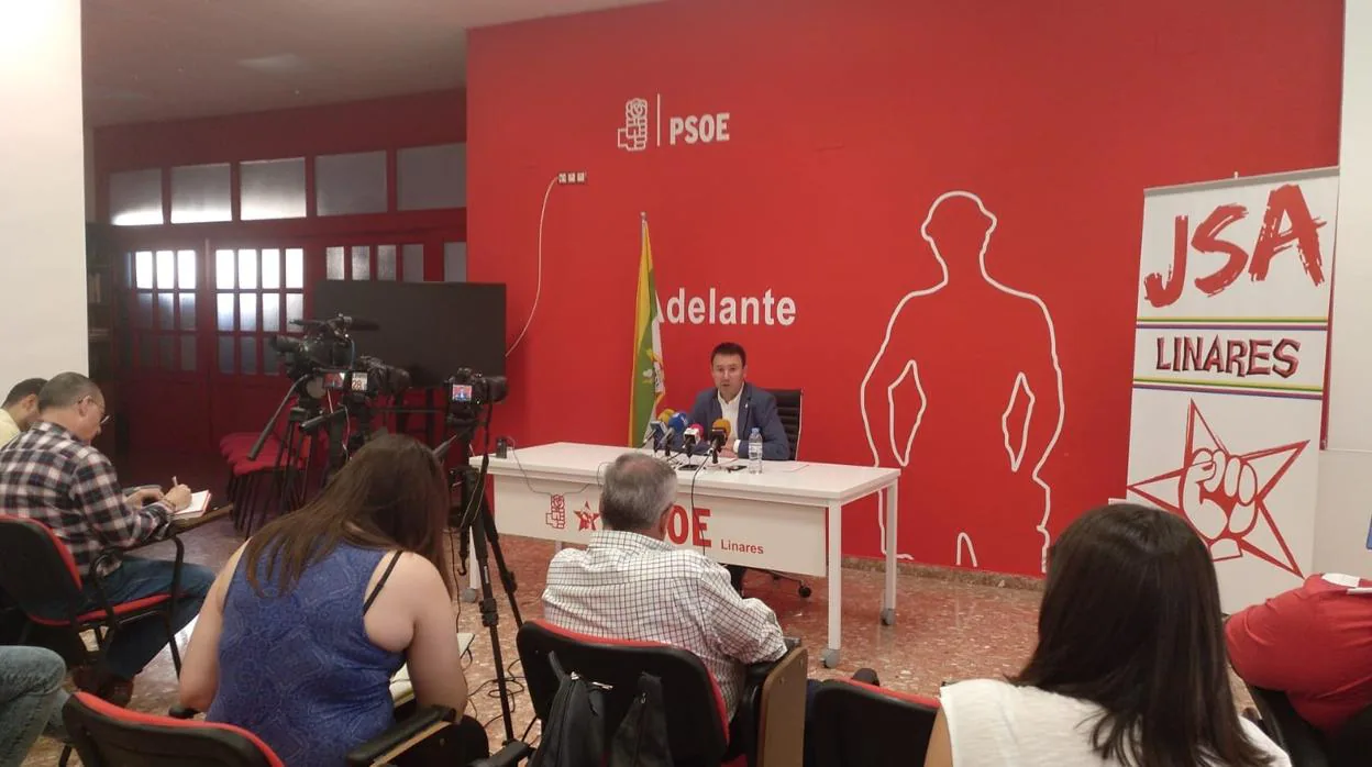Daniel Campos, candidato a la alcaldia del PSOE de Linares, durante una rueda de prensa