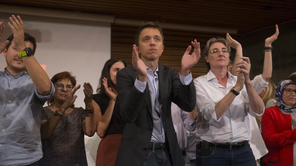 Íñigo Errejón y Marta Higueras, concejal en Madrid, durante la asamblea del miércoles en la que el primero fue escogido candidato de Mas País