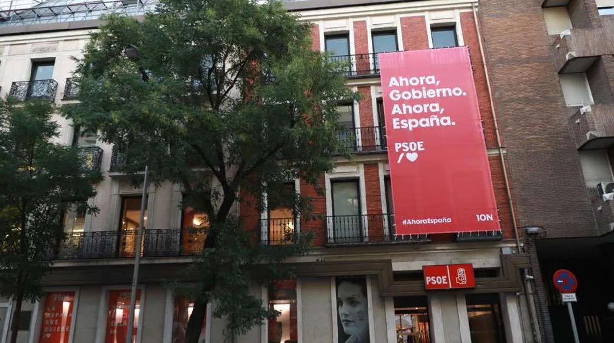 Imagen del cartel que ha colgado el PSOE en la sede de Ferraz