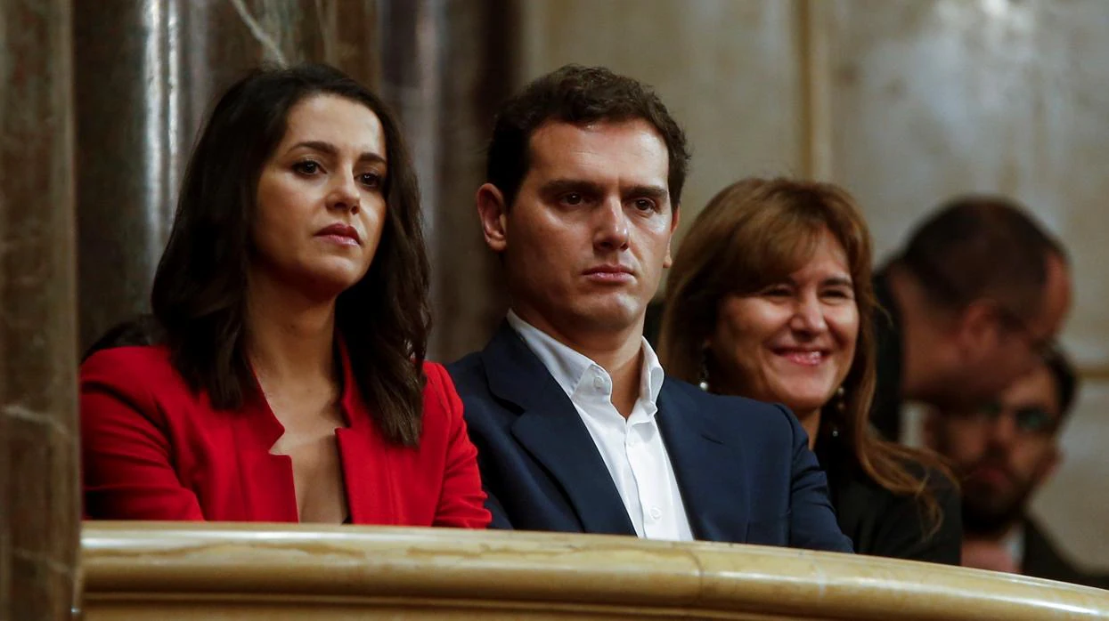 Inés Arrimadas y Albert Rivera, ayer junto a la independentista Laura Borràs en el Parlamento catalán