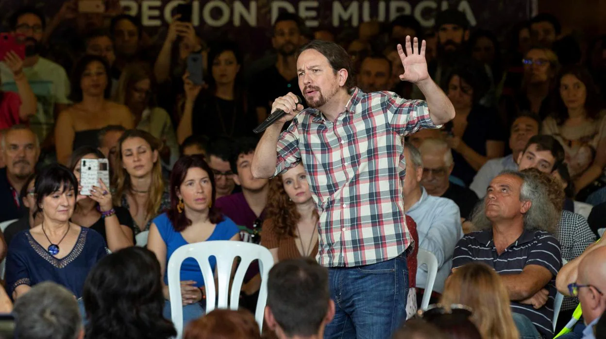El secretario general de Podemos Pablo Iglesias, durante su intervención en un encuentro con representantes de colectivos y movimientos sociales de la Región de Murcia