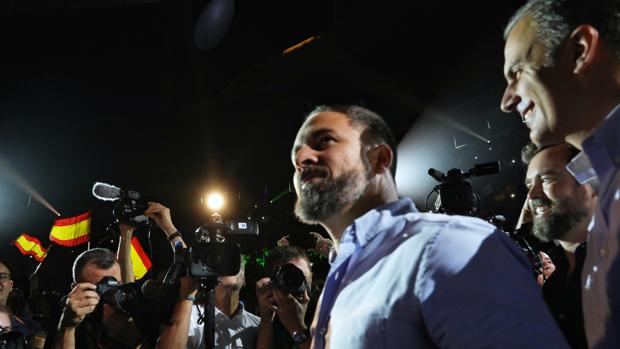 Abascal acusa al PSOE de poner «un muerto encima de la mesa» para influir en las «elecciones»