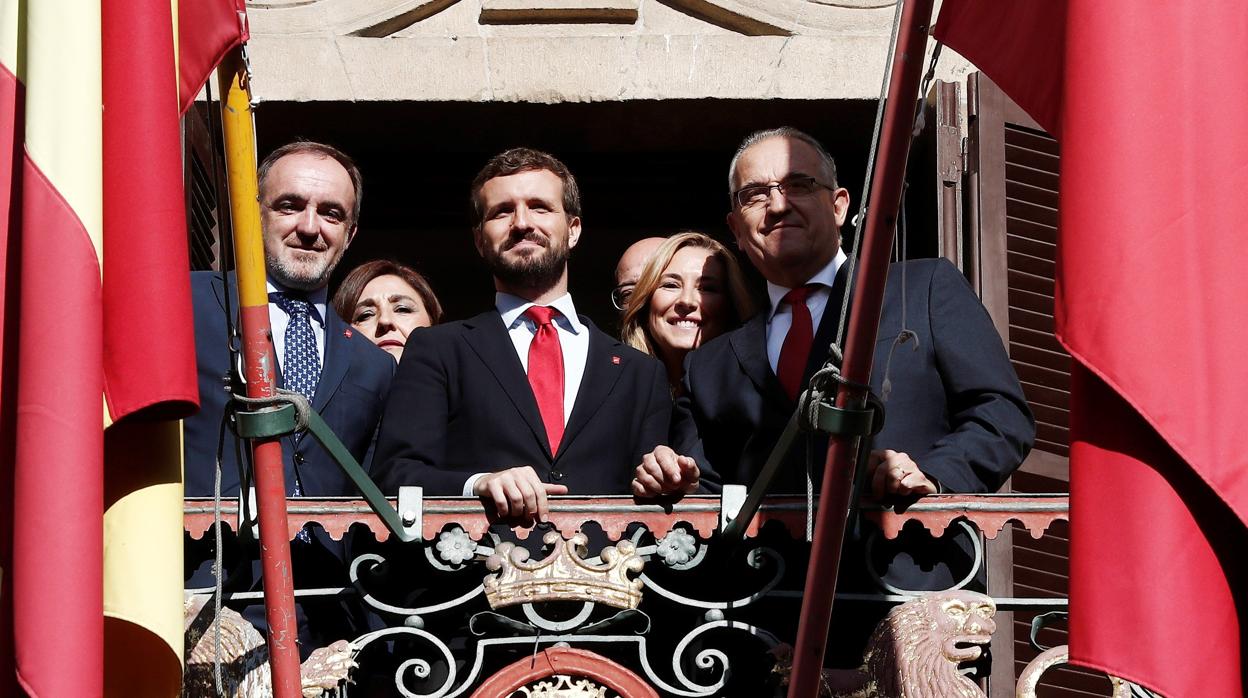 Pablo Casado, entre Javier Esparza y Enrique Maya, en Pamplona