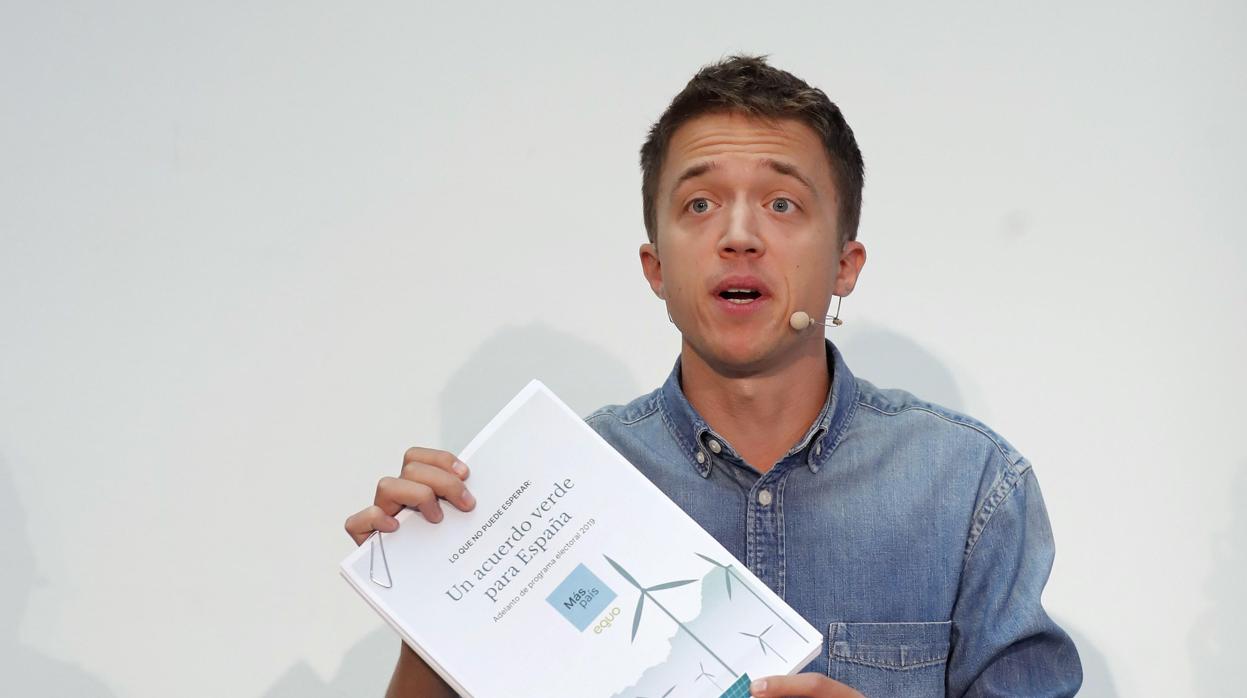 Errejón sostiene una copia impresa del programa electoral de Más País durante la presentación de ayer