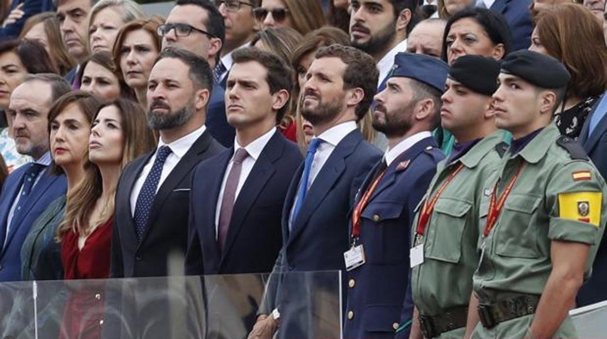 Santiago Abascal, Albert Rivera y Pablo Casado, juntos en el desfile de la Fiesta Nacional