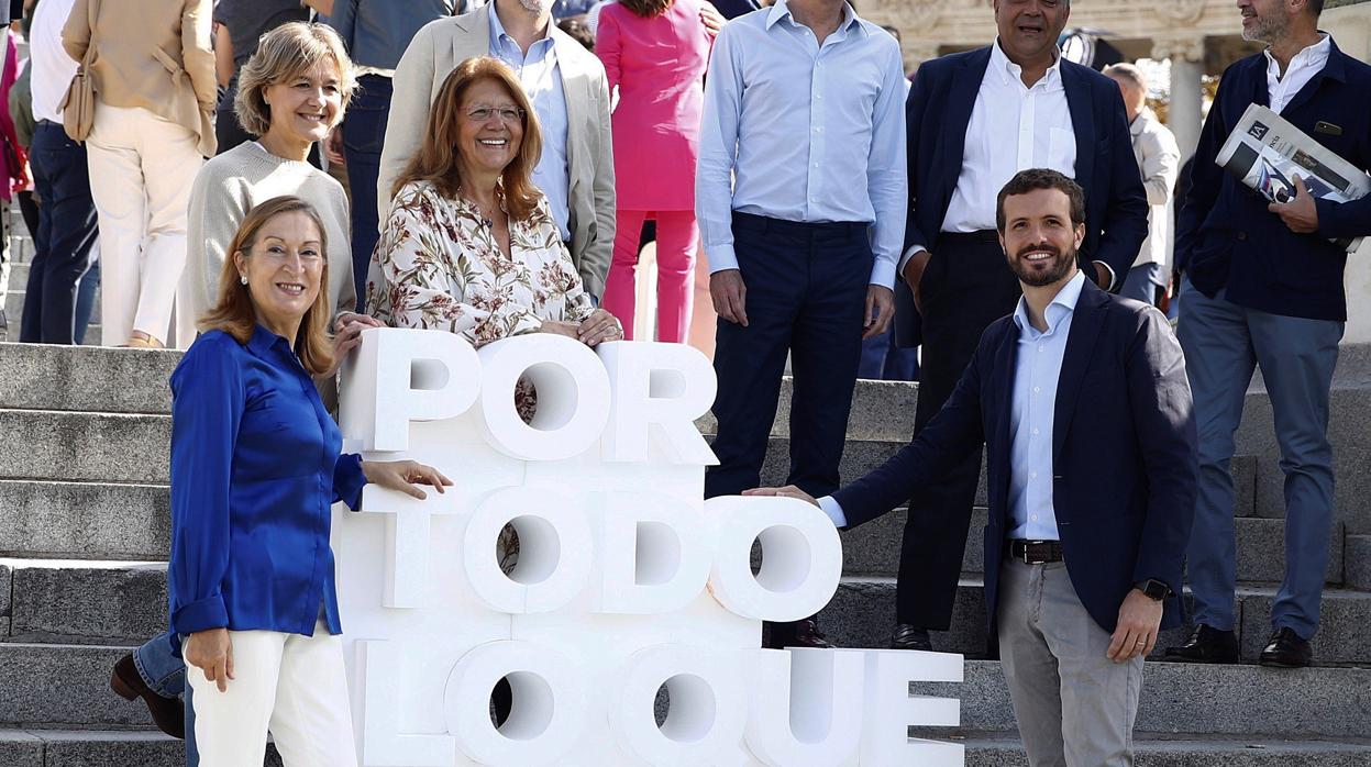 Ana Pastor y Pablo Casado, en el Parquel del Retiro el domingo