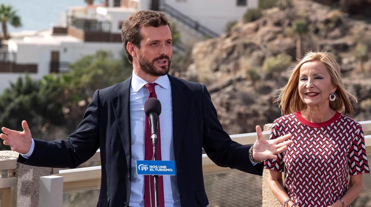 El presidente del PP, Pablo Casado, y la presidenta regional del partido en Canarias, Australia Navarro