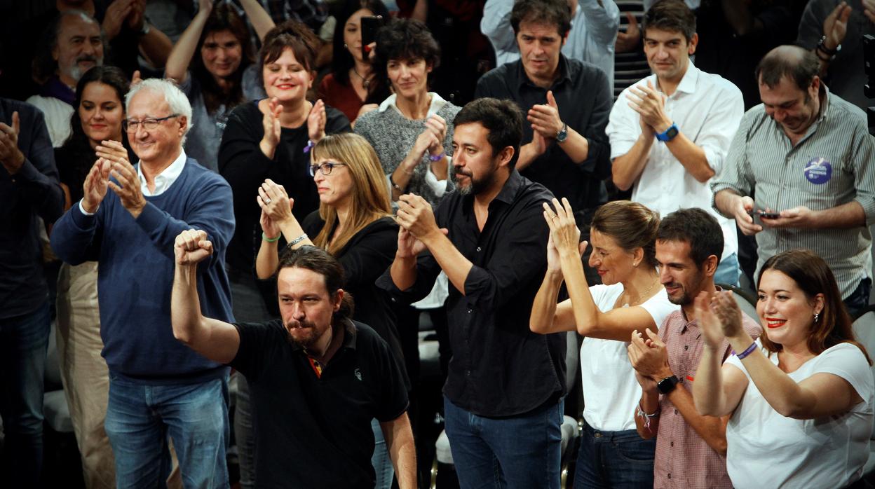 El líder de Podemos ha estado acompañado por los diputados gallegos Yolanda Díaz y Antón Gómez-Reino, vinculados a las Mareas