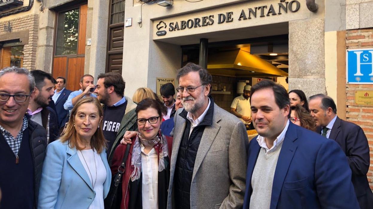 Rajoy , flanqueado por Ana Pastor y Paco Núñez, durante el paseo por Toledo