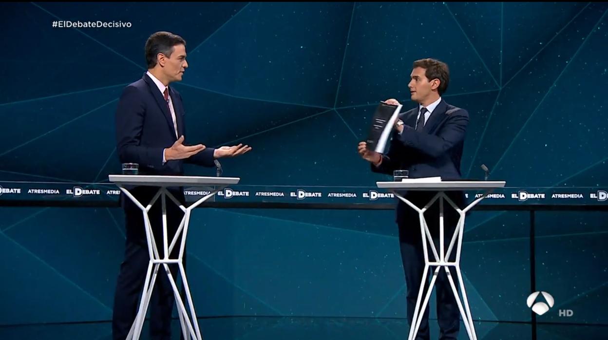 El presidente de Ciudadanos acorraló a Pedro Sánchez en el último debate con un ejemplar de su tesis doctoral