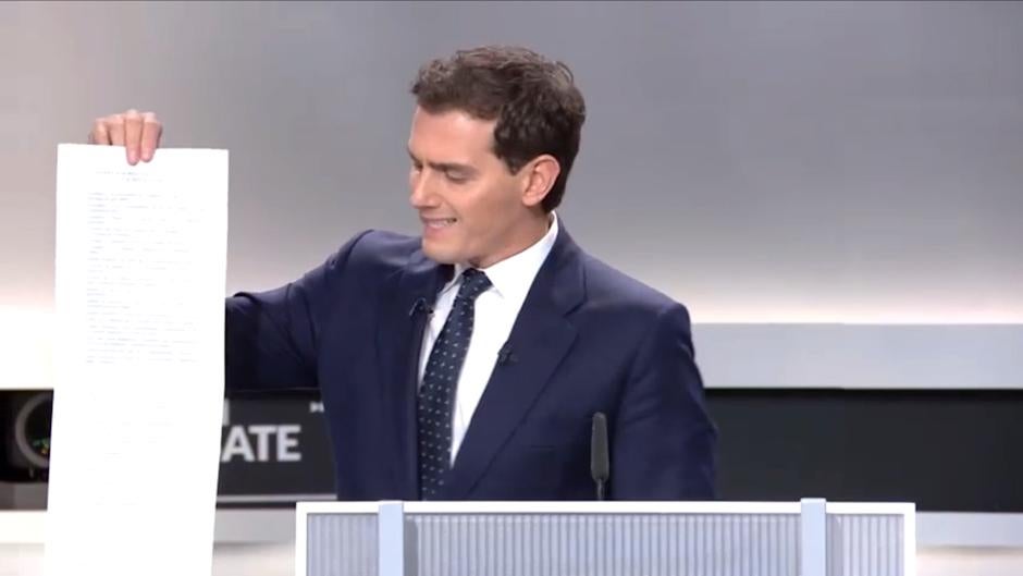 Albert Rivera recupera su «pergamino» para criticar a PP y PSOE por las concesiones