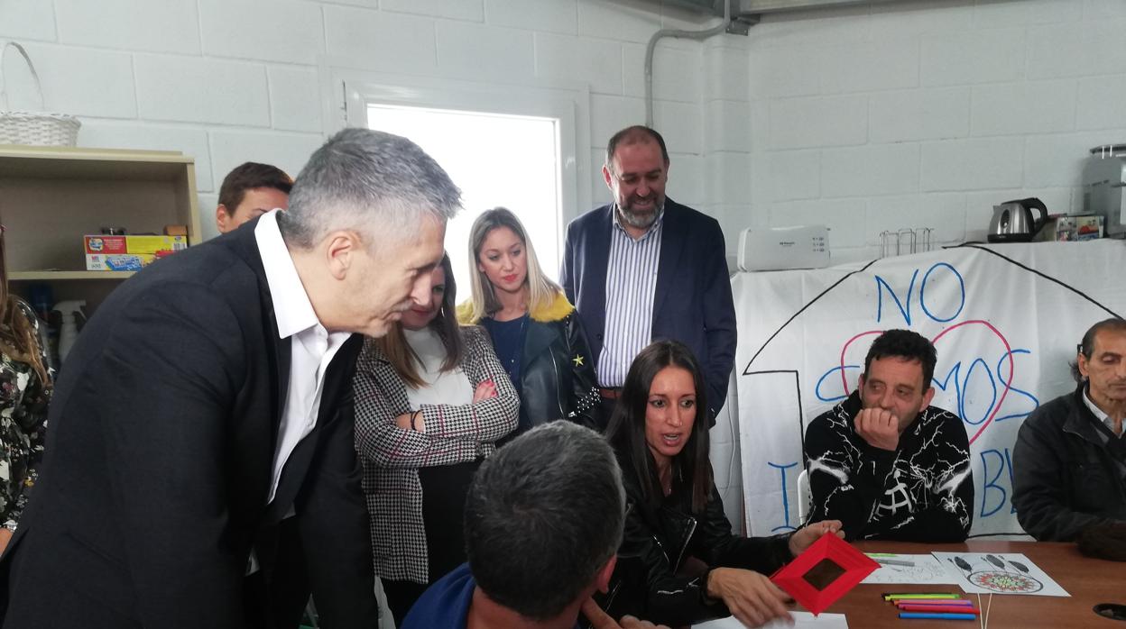 Grande-Marlaska, durante la visita a un centro para personas en exclusión en La Línea de la Concepción