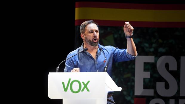 Abascal pide a Sánchez que el domingo aplique el artículo 116 de la Constitución en Cataluña y no se ocupen los colegios electorales