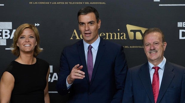 Pedro Sánchez rehúye el debate y busca el centro para separarse de Iglesias