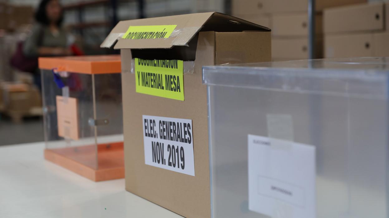 Urnas y cajas en el centro logístico de las próximas elecciones generales del 10-N en Alcalá de Henares (Madrid)