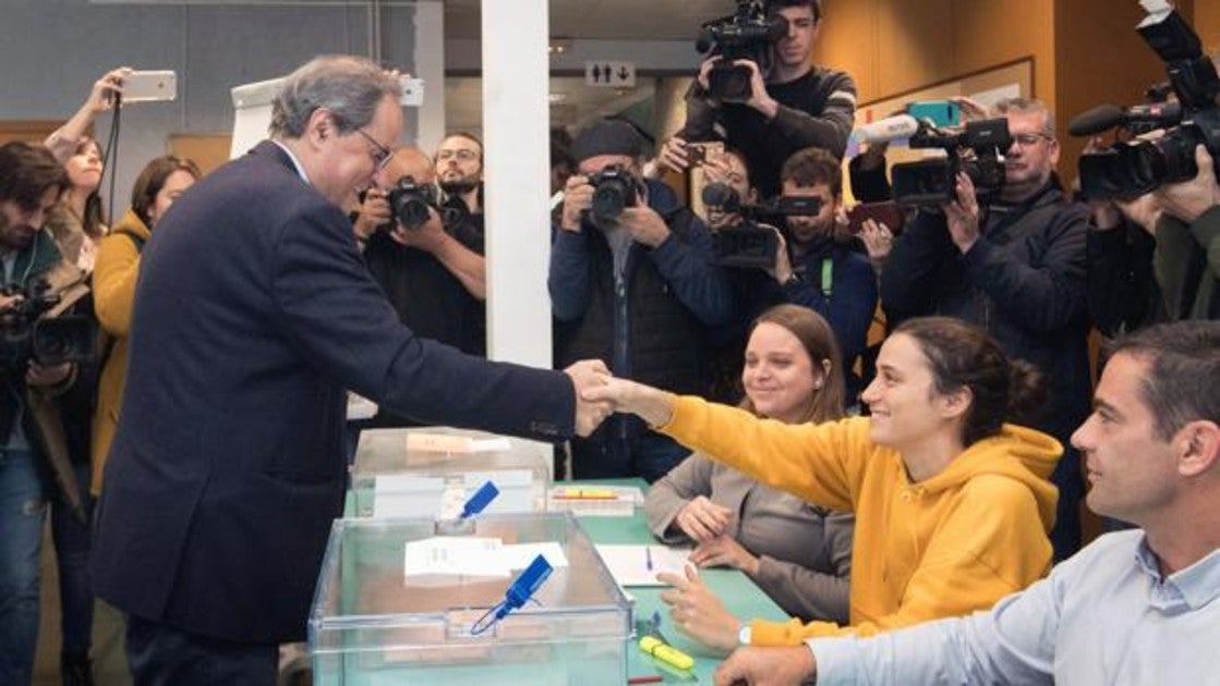 Quim Torra saluda a la presidenta de la mesa, su hija Helena Torra, antes de votar