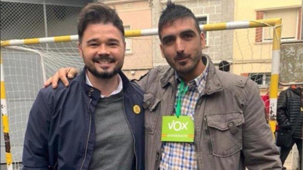 Rufián se fotografía sonriente con los interventores de Vox