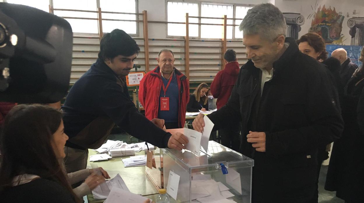 Grande Marlaska, cabeza de lista por el PSOE en Cádiz, vota en un colegio de Madrid